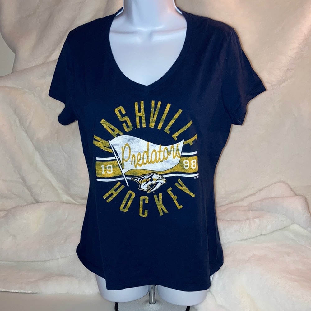 🌟 NHL Nashville Predators V-neck Tee - M
